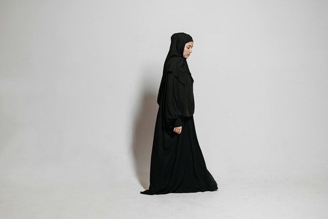 Conseils pour porter l’abaya avec élégance et praticité au quotidien, tout en respectant la modestie