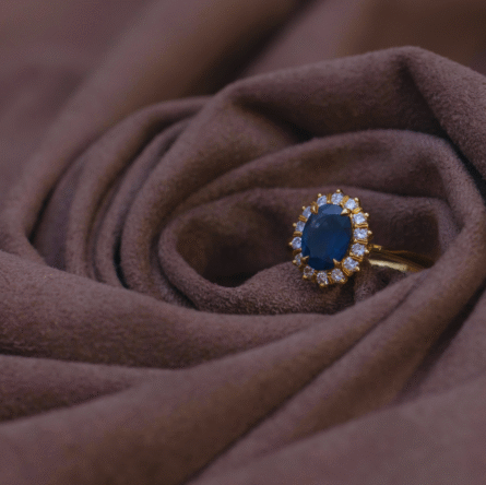 une bague sapphir bleu